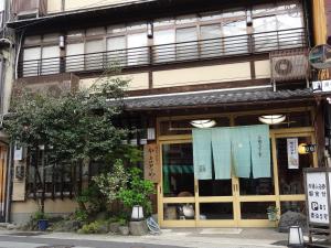 un magasin devant un bâtiment dans une rue de la ville dans l'établissement Yamatoya, à Toyooka