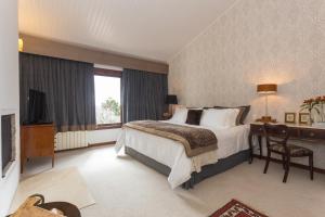 Un pat sau paturi într-o cameră la Aberdeen Premium Stay