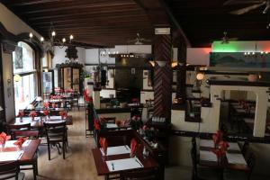 Il Siciliano - Duc de Bouillon في بوالون: غرفة طعام مع طاولات وكراسي في مطعم