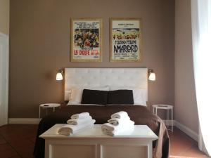 - une chambre avec un lit et des serviettes sur une table dans l'établissement Bed & Breakfast Morelli 49, à Naples