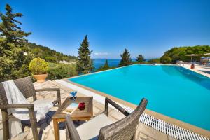 Bazén v ubytování Glyfada Beach Villas nebo v jeho okolí
