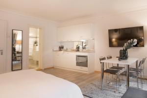 Kuchyň nebo kuchyňský kout v ubytování Top city center location by Airhome