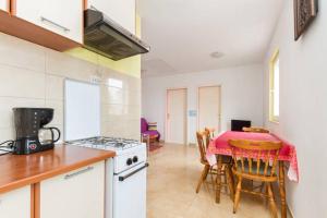 Kuchyňa alebo kuchynka v ubytovaní Apartmani Dotur