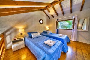 Postel nebo postele na pokoji v ubytování Glyfada Beach Villas