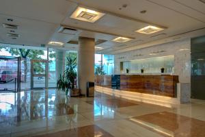 eine Lobby mit einer Rezeption in einem Gebäude in der Unterkunft VIP Executive Entrecampos Hotel & Conference in Lissabon
