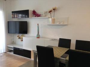 Televízia a/alebo spoločenská miestnosť v ubytovaní Apartamento Edificio Diamant
