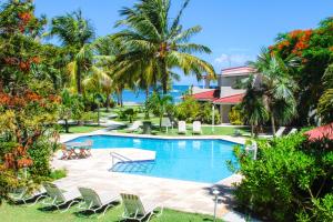 Bazén v ubytování Antigua Village Beach Resort nebo v jeho okolí