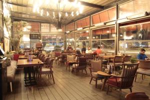 Restorāns vai citas vietas, kur ieturēt maltīti, naktsmītnē Rios Edition Hotel