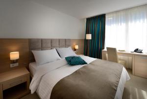 Ein Bett oder Betten in einem Zimmer der Unterkunft Grand Hotel Adriatic II