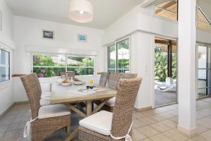 a dining room with a table and chairs at Madame Vacances Villas La Prade in Moliets-et-Maa