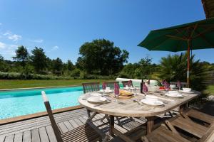 Bazén v ubytování Madame Vacances Villas La Prade nebo v jeho okolí