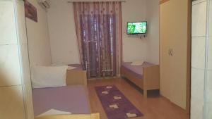 TV a/nebo společenská místnost v ubytování Apartments Alissa