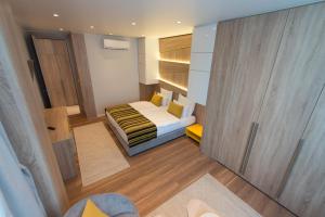Postel nebo postele na pokoji v ubytování Sarajevo Daily Apartments