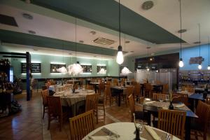 A restaurant or other place to eat at Il Gabbiano