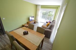 a living room with a table and a couch at Apartamento Playa Capellans - Salou in Salou