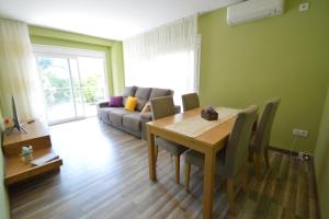a living room with a table and a couch at Apartamento Playa Capellans - Salou in Salou