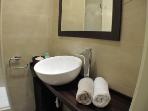 バルセロナにあるBarcelona4Seasons - Muntanerのバスルーム(白い洗面台、鏡付)