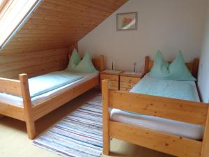SeehamにあるStroblbauernhofのベッドルーム(ベッド2台付)が備わる屋根裏部屋です。