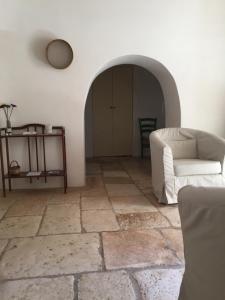 Istumisnurk majutusasutuses Trulli di Pozzomasiello