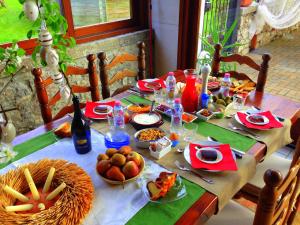 una mesa con comida y bebida y una mesa con comida en Agriturismo Borgovecchio, en Romàns dʼIsonzo