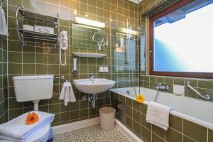 Bagno di Hotel Tiroler Adler - bed and breakfast