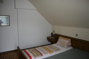 Letto o letti in una camera di Gasthaus - Gästehaus Schusterbauer