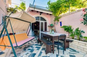 Patio alebo iná vonkajšia časť ubytovania Apartmani Prkačin