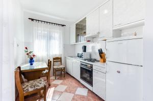 Kuchyňa alebo kuchynka v ubytovaní Apartmani Prkačin