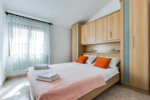 Posteľ alebo postele v izbe v ubytovaní Apartmani Prkačin