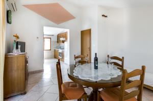 Kuchyňa alebo kuchynka v ubytovaní Apartmani Prkačin