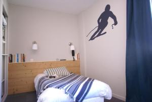 Cama ou camas em um quarto em Hotel de la Placette Barcelonnette