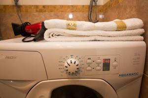 モスクワにあるApartment Bagrationovskayaの洗濯機の上にタオルを積み上げます