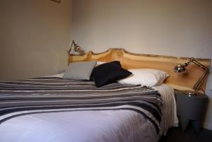 Cama ou camas em um quarto em Hotel de la Placette Barcelonnette