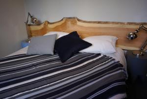 Cama ou camas em um quarto em Hotel de la Placette Barcelonnette