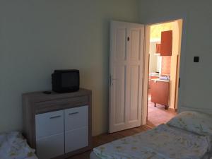 Posteľ alebo postele v izbe v ubytovaní Pálma Apartmanház Siófok
