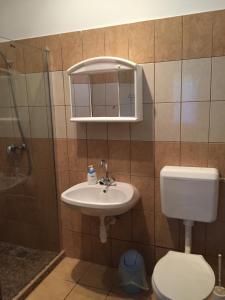 Kúpeľňa v ubytovaní Pálma Apartmanház Siófok