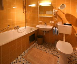 Bagno di Hotel Tiroler Adler - bed and breakfast