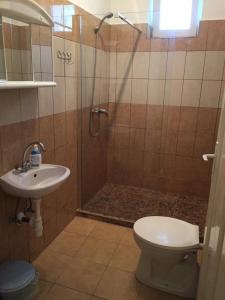 Kúpeľňa v ubytovaní Pálma Apartmanház Siófok