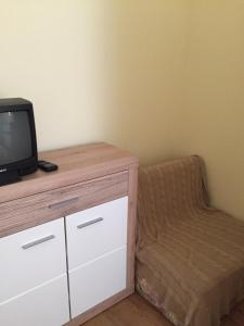 Televízia a/alebo spoločenská miestnosť v ubytovaní Pálma Apartmanház Siófok