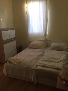 Posteľ alebo postele v izbe v ubytovaní Pálma Apartmanház Siófok