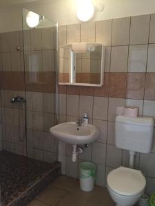 Kúpeľňa v ubytovaní Pálma Apartmanház Siófok