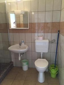 Kúpeľňa v ubytovaní Pálma Apartmanház Siófok