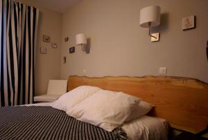 Cama ou camas em um quarto em Hotel de la Placette Barcelonnette