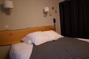 Cama ou camas em um quarto em Hotel de la Placette Barcelonnette