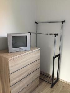 Televízia a/alebo spoločenská miestnosť v ubytovaní Pálma Apartmanház Siófok