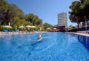 un niño nadando en una piscina en un hotel en Hotel Timor, en Playa de Palma