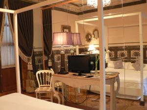 1 dormitorio con 1 cama y escritorio con ordenador en Posada Real Los Cinco Linajes, en Arévalo