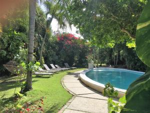 Swimming pool sa o malapit sa Siboney Beach Club