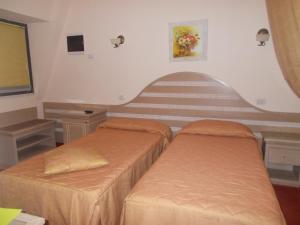 Postel nebo postele na pokoji v ubytování Hotel Nedy
