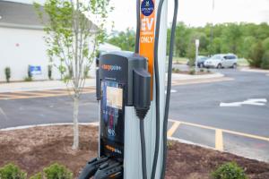 un teléfono público en una gasolinera al lado de un aparcamiento en Uptown Suites Extended Stay Charlotte NC - Concord, en Concord